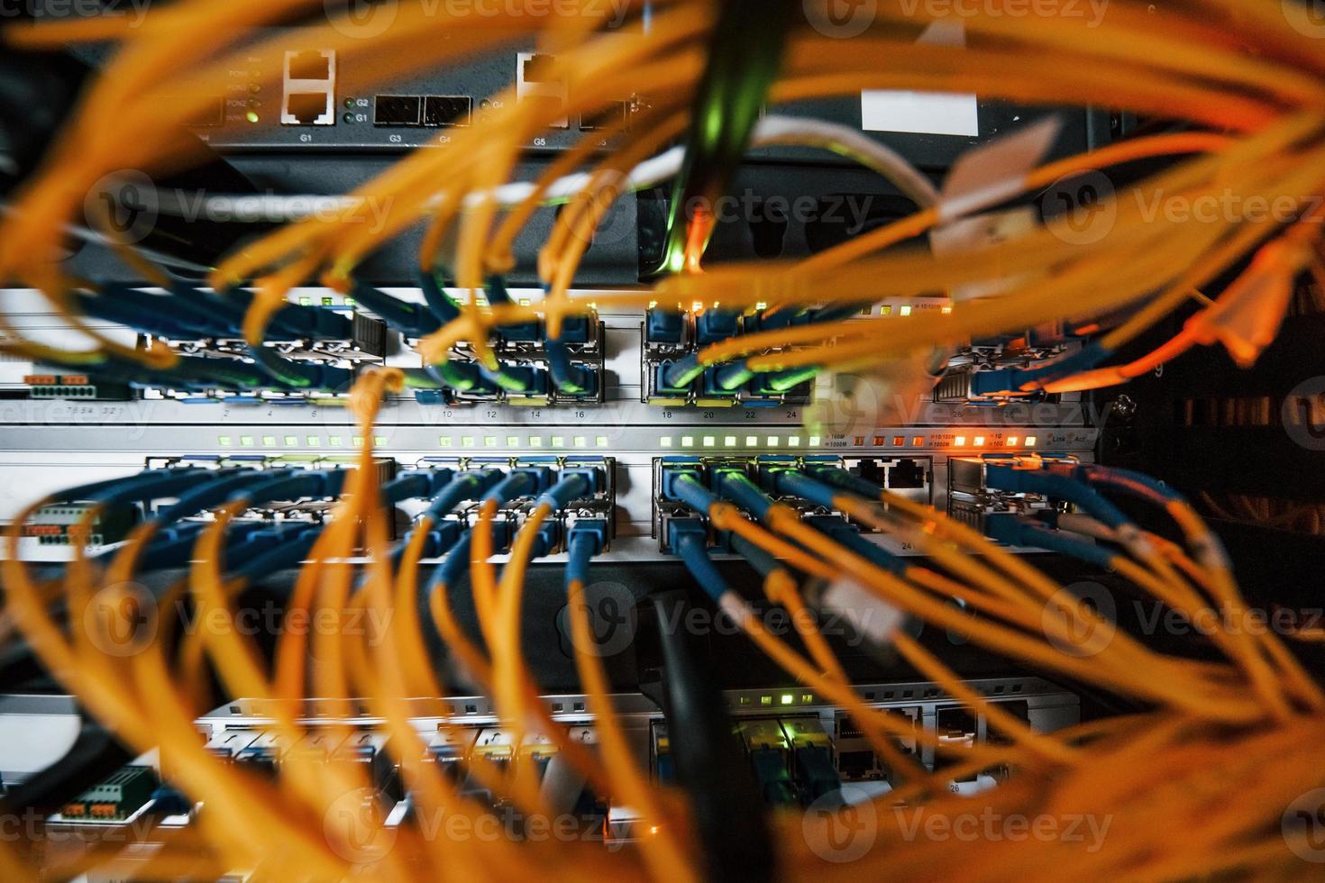 vista de cerca de los equipos y cables de Internet en la sala de servidores foto