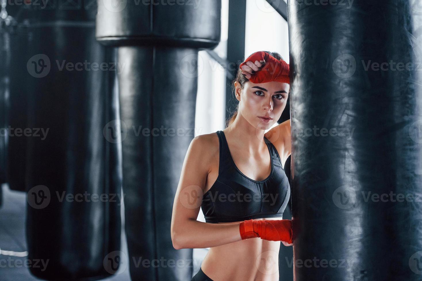 hombre con ropa deportiva entrenando boxeo en el gimnasio con bolsas de  empuje. iluminado por la luz 15244296 Foto de stock en Vecteezy