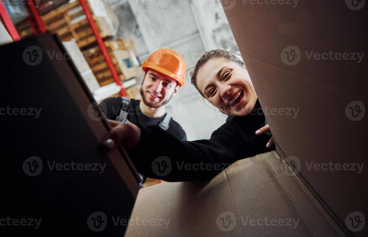 vista desde el interior de la caja de papel. la gente alegre mira hacia abajo juntos foto