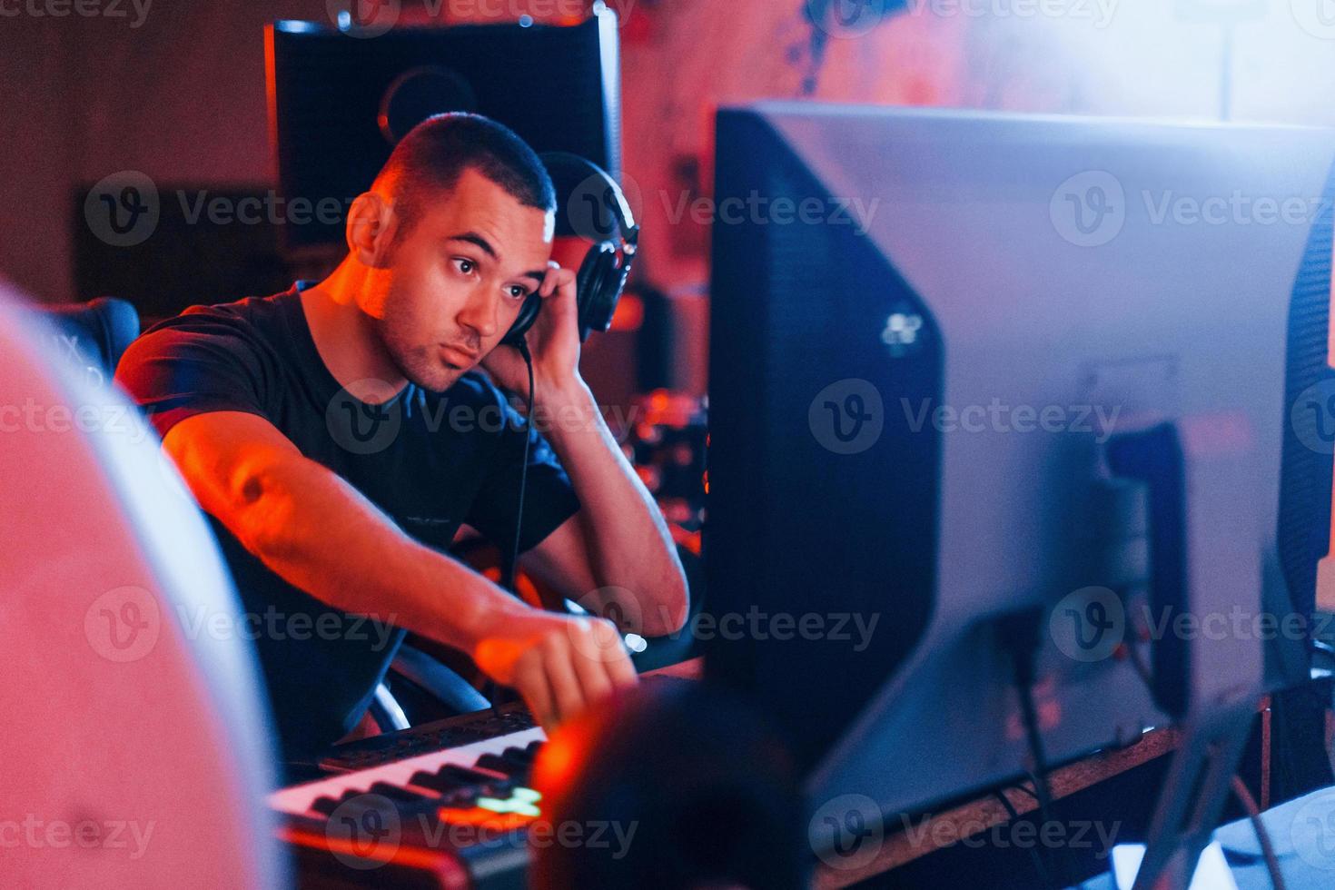 ingeniero de sonido trabajando y mezclando música en interiores en el estudio foto