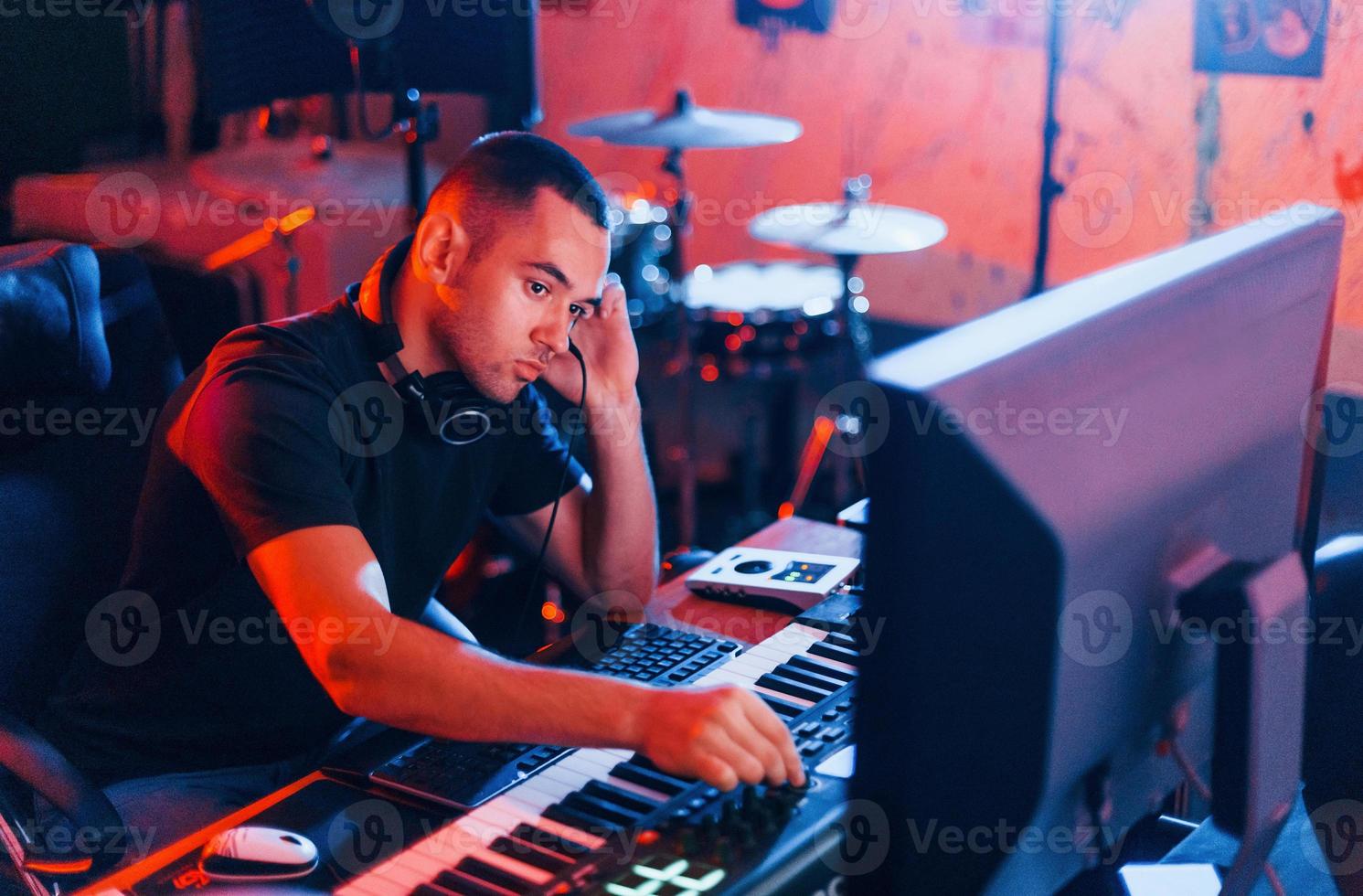 ingeniero de sonido trabajando y mezclando música en interiores en el estudio foto