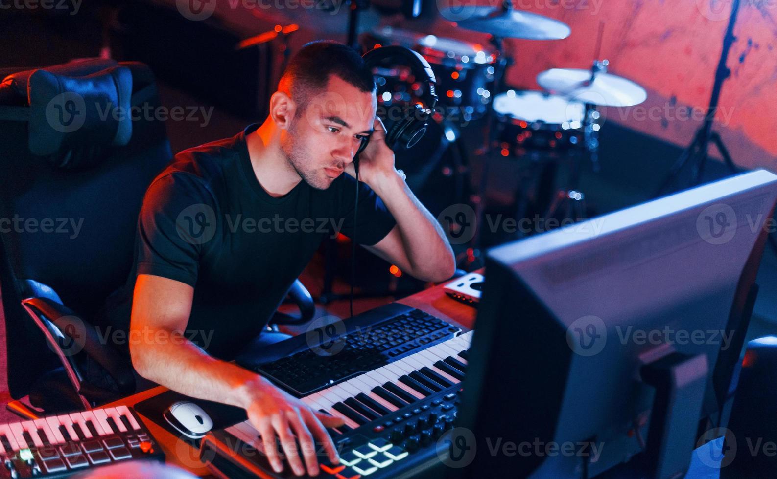 ingeniero de sonido trabajando y mezclando música en interiores en el estudio foto