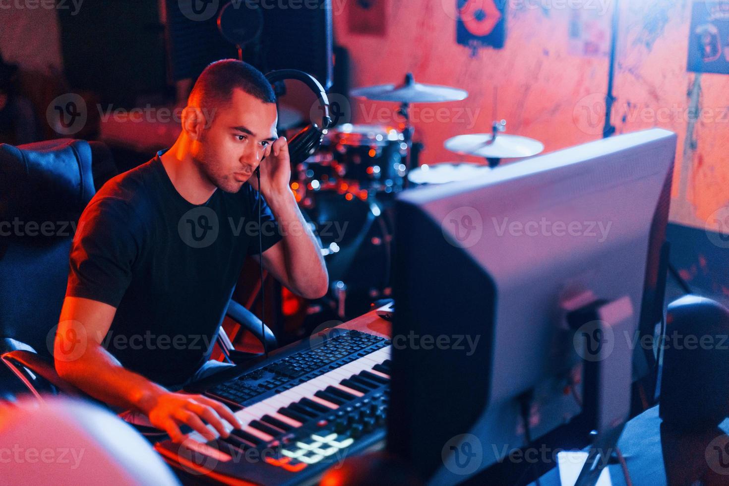 ingeniero de sonido trabajando y mezclando música en interiores en el estudio foto