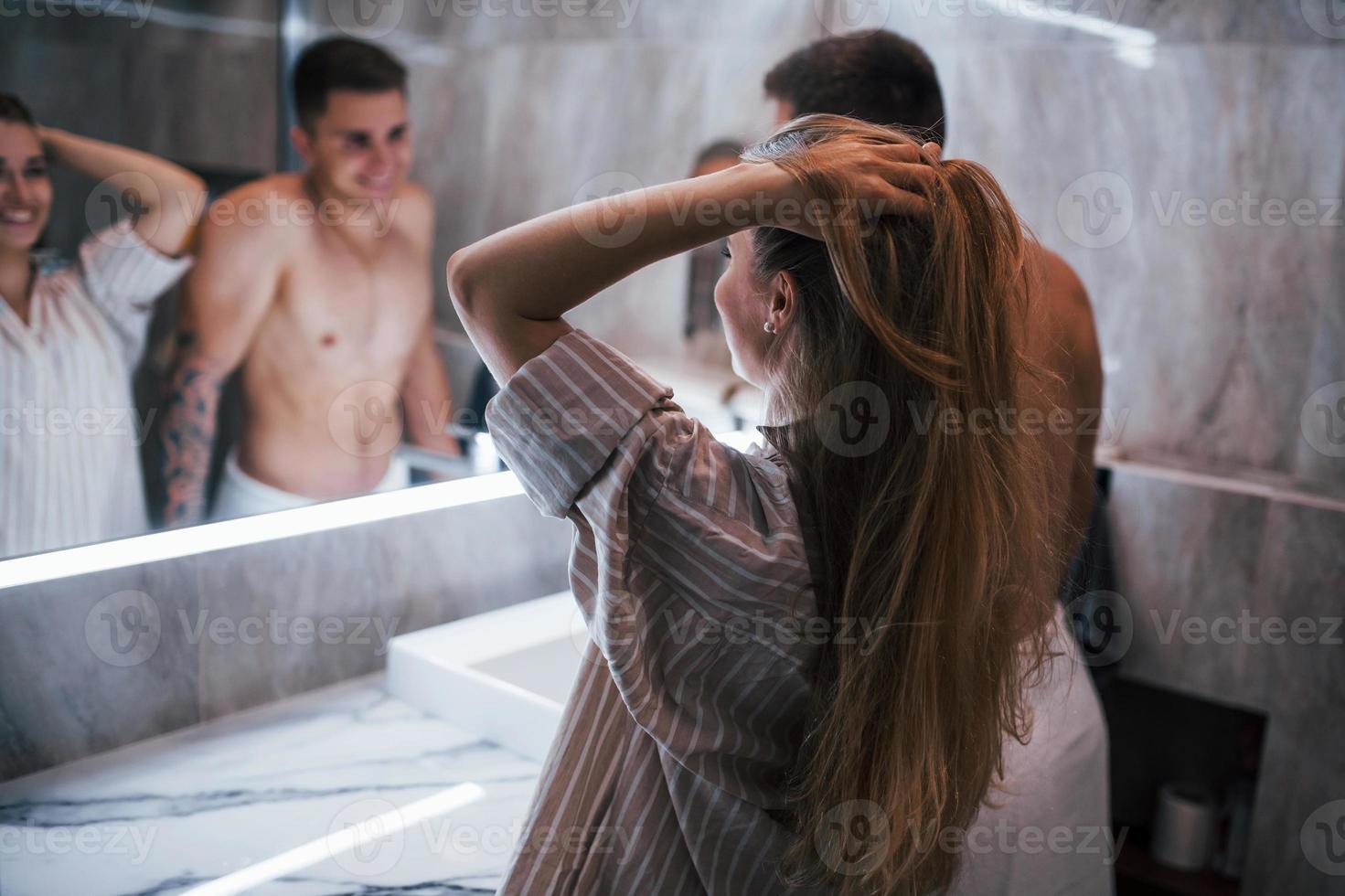 pareja joven juntos en el baño a la hora de la mañana foto