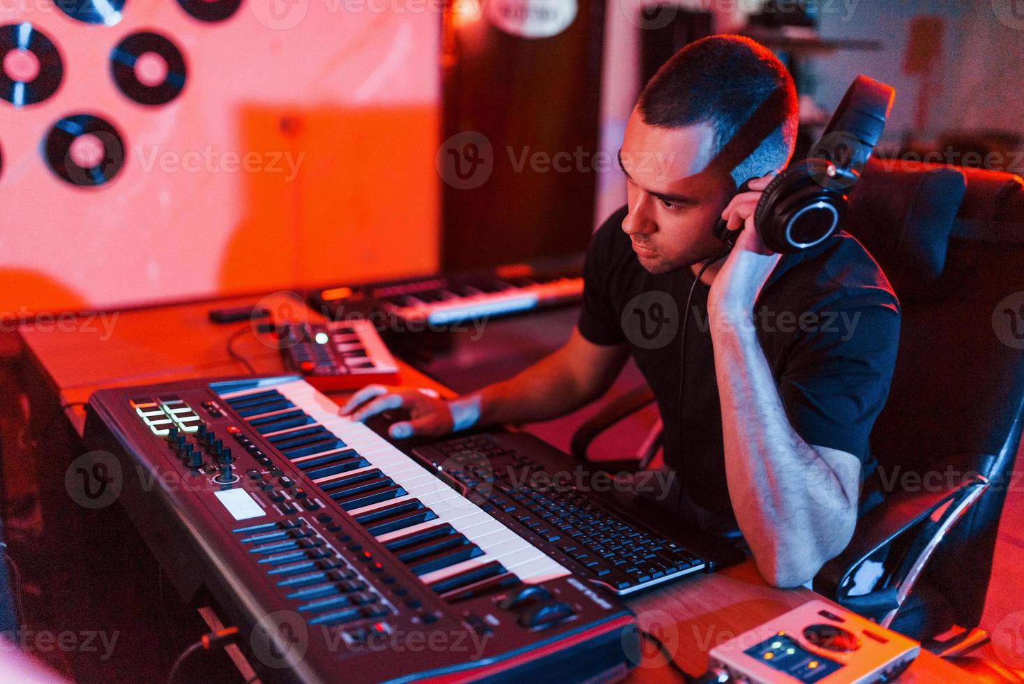 ingeniero de sonido profesional trabajando y mezclando música en interiores en el estudio foto