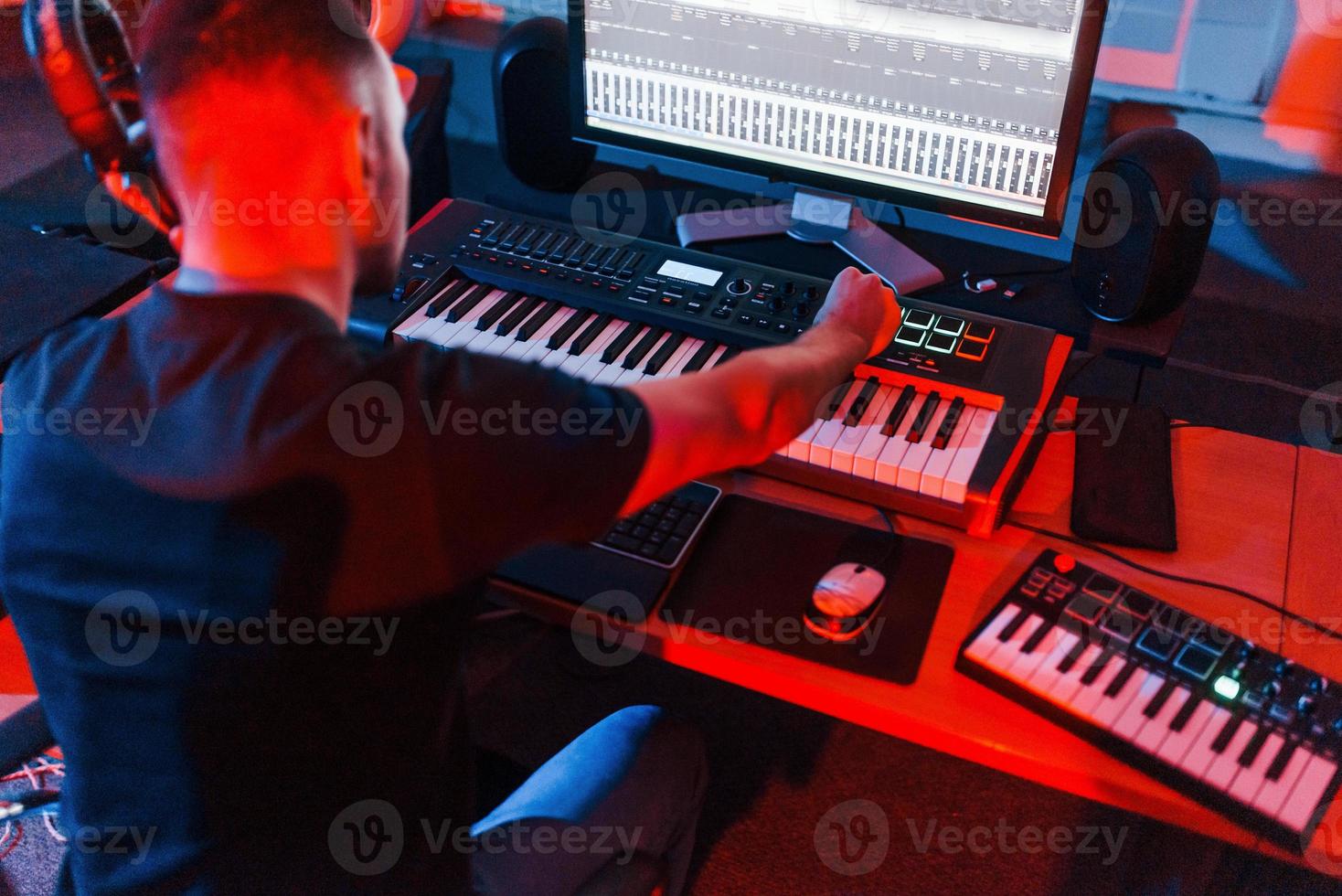 ingeniero de sonido profesional trabajando y mezclando música en interiores en el estudio foto