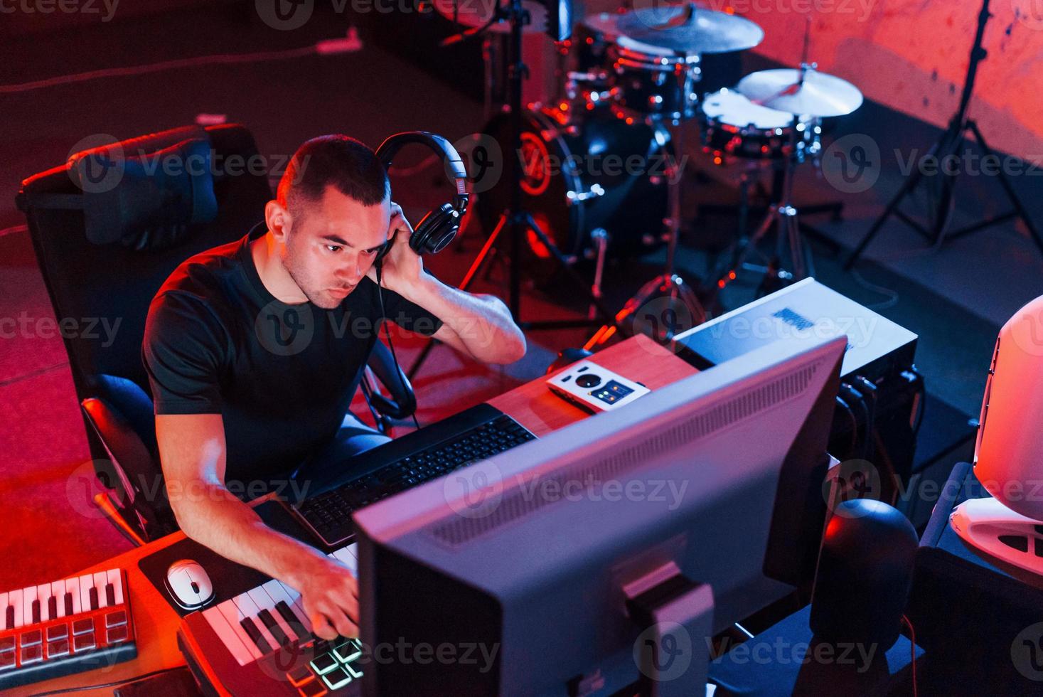 ingeniero de sonido profesional trabajando y mezclando música en interiores en el estudio foto