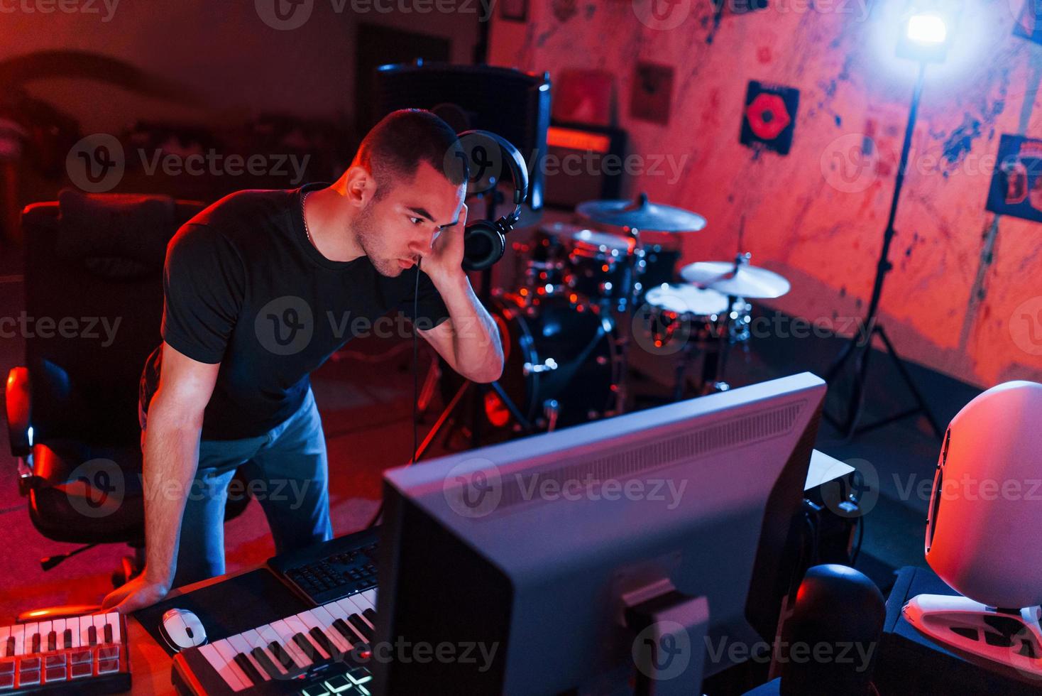 ingeniero de sonido profesional trabajando y mezclando música en interiores en el estudio foto