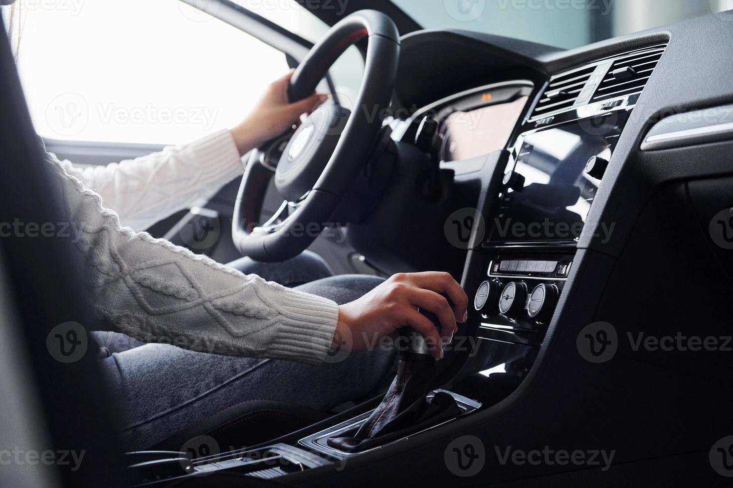 vista de partículas del hombre en ropa formal que monta un coche nuevo foto