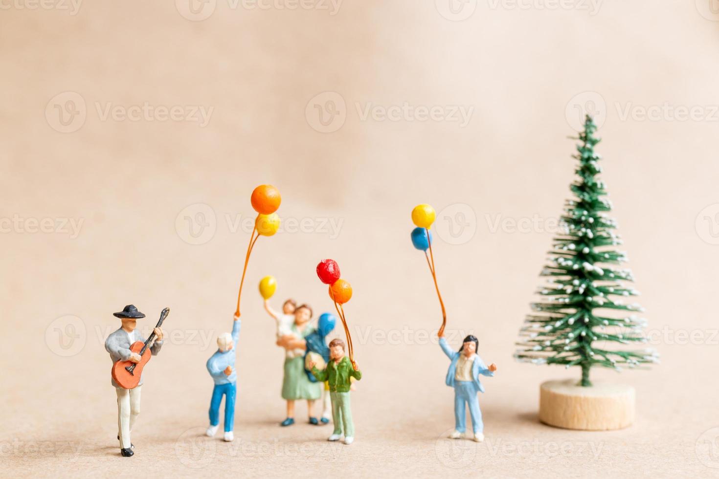 músicos en miniatura con una guitarra en el parque, conceptos de navidad y feliz año nuevo foto