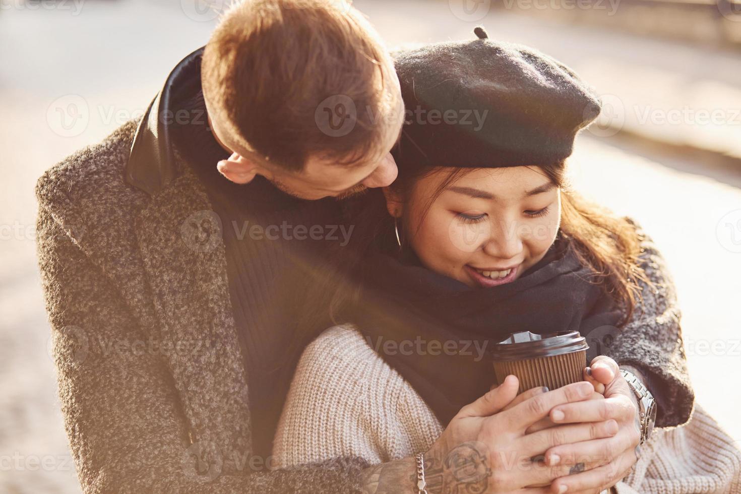 feliz pareja multirracial juntos al aire libre en la ciudad. chica asiática con su novio caucásico foto