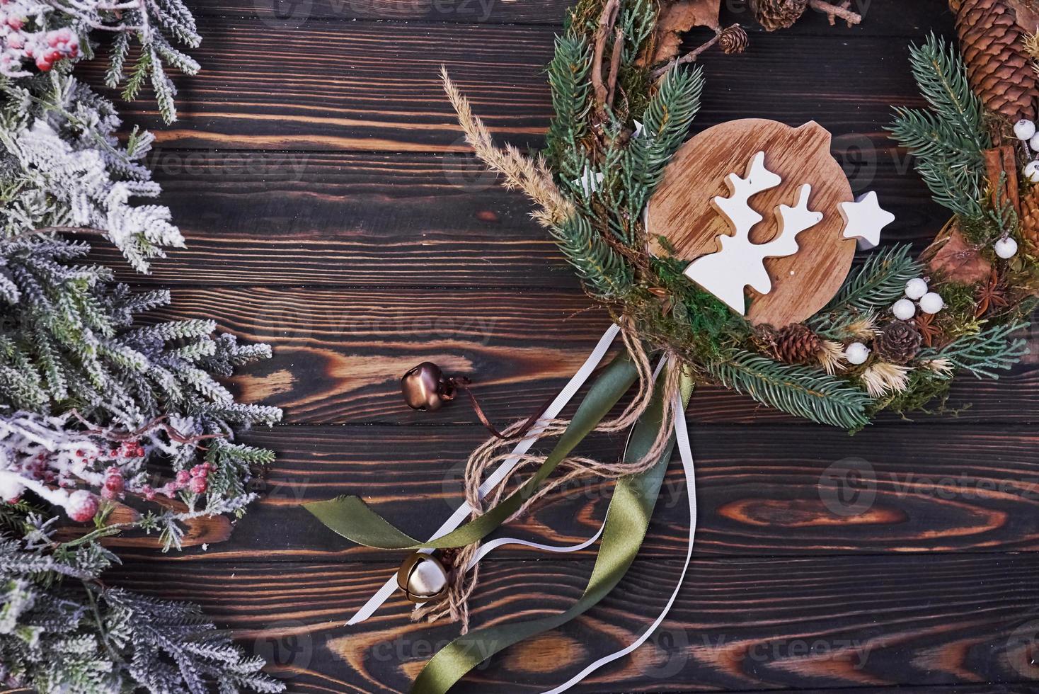 linda galleta. vista superior del marco festivo de navidad con decoraciones de año nuevo foto