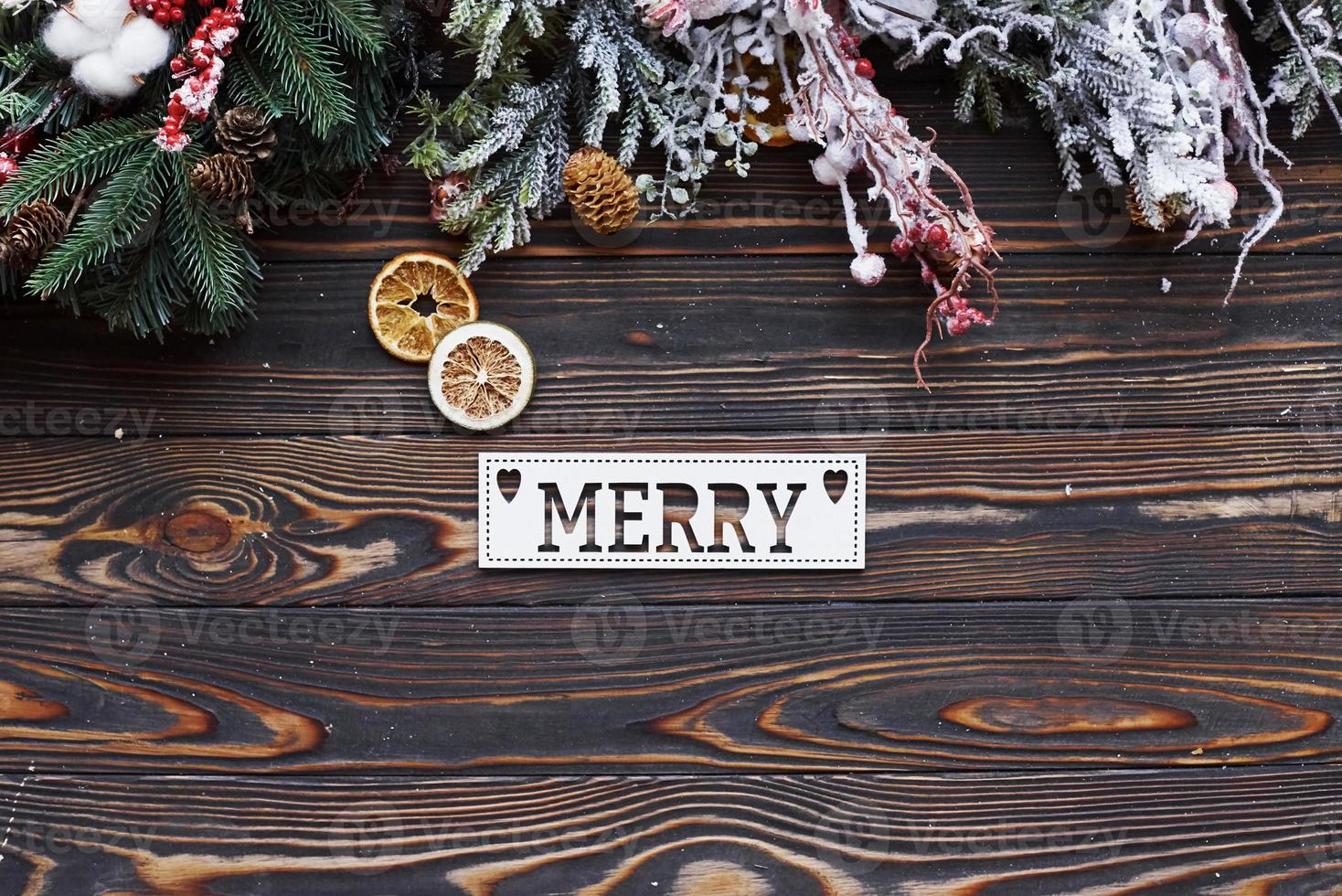 mesa con palabra alegre. vista superior del marco festivo de navidad con decoraciones de año nuevo foto