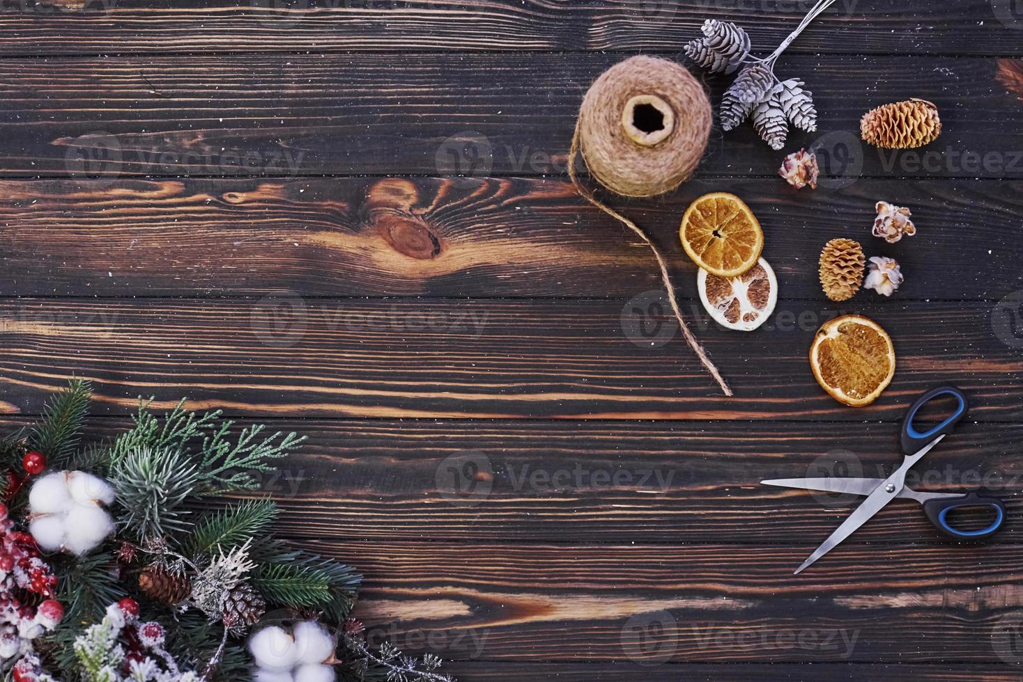 tijeras sobre la mesa. vista superior del marco festivo de navidad con decoraciones de año nuevo foto