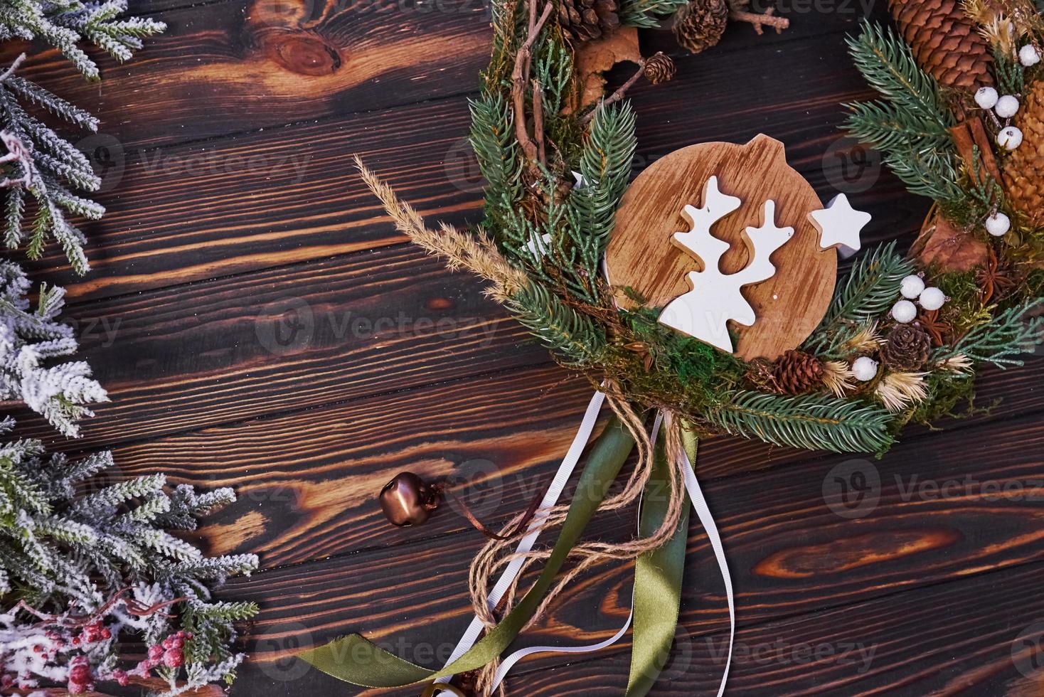 linda galleta. vista superior del marco festivo de navidad con decoraciones de año nuevo foto