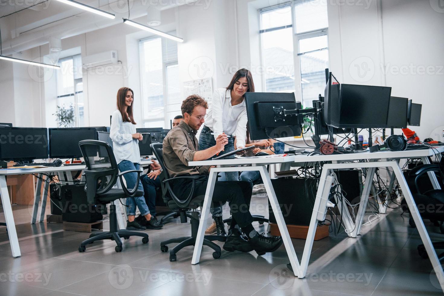 grupo de jóvenes empresarios que trabajan con computadoras en la oficina moderna foto