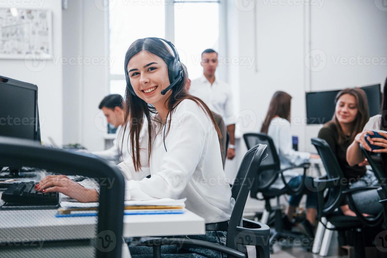 dentro del centro de llamadas. jóvenes empresarios trabajando juntos en la oficina moderna foto