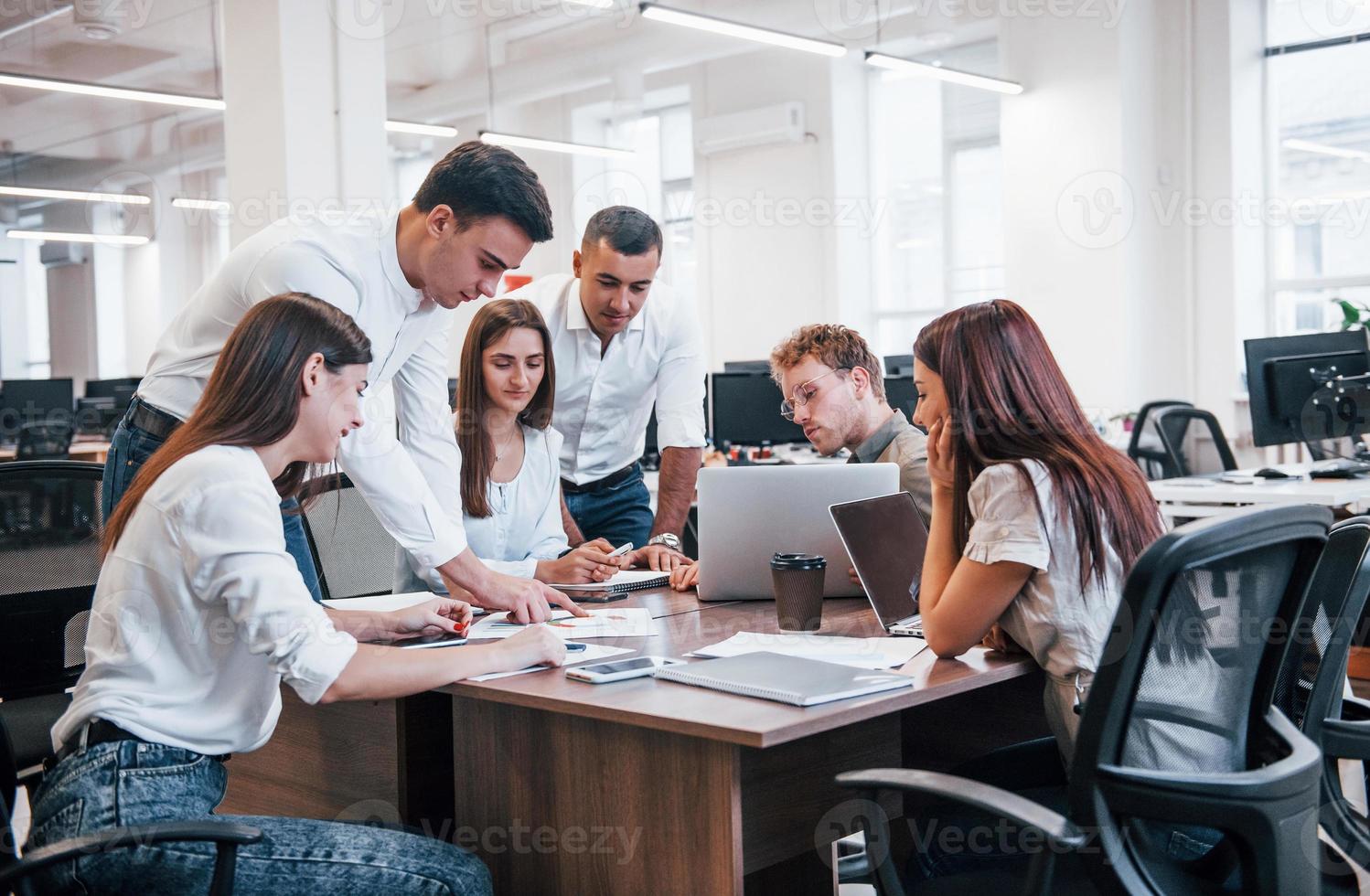 jóvenes empresarios trabajando juntos en la oficina moderna foto