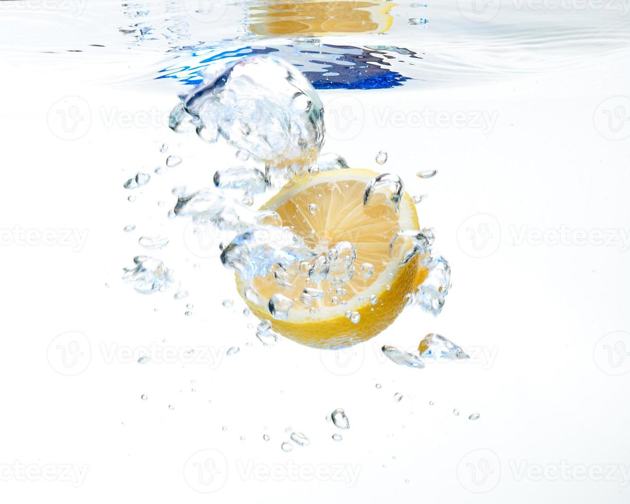 limón en el agua foto