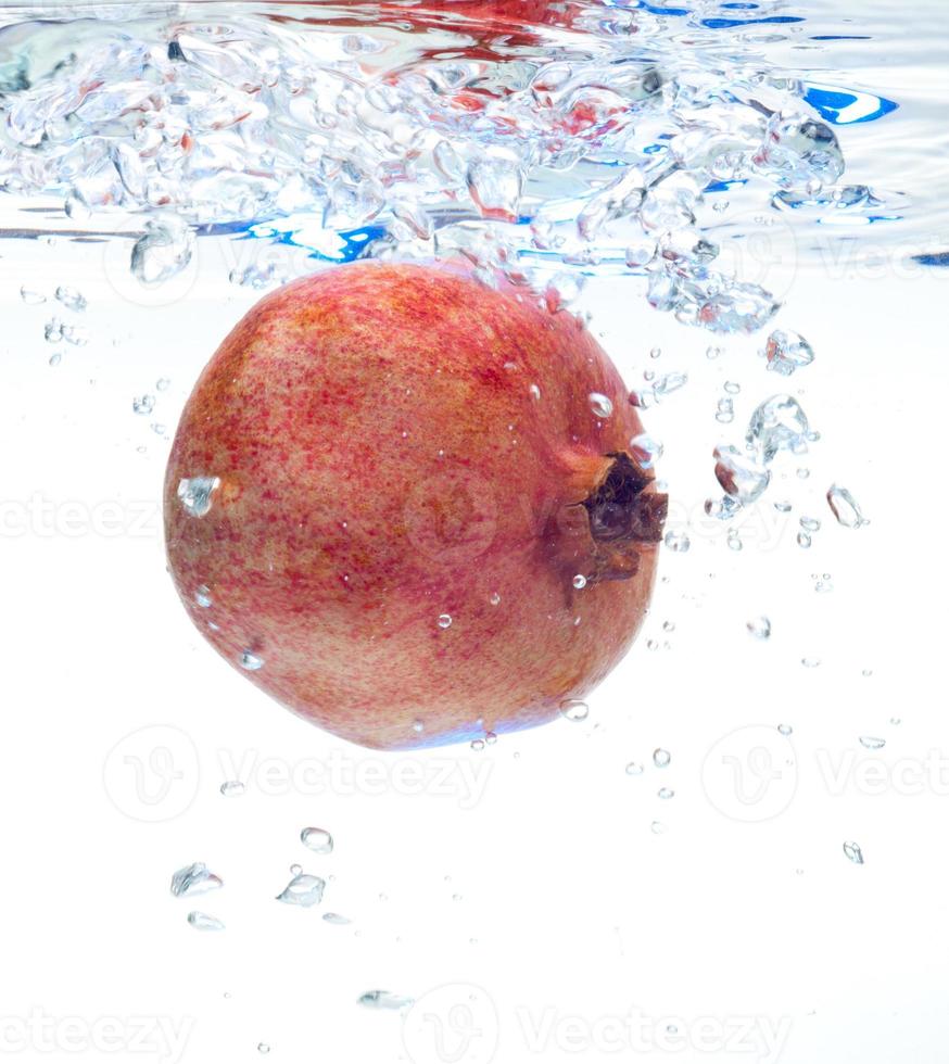 granate en el agua foto