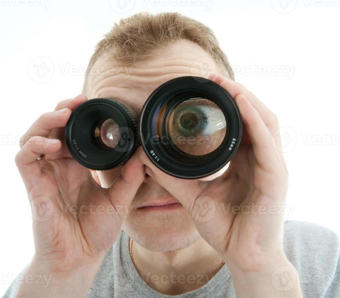 hombre mirando a través de una lente foto