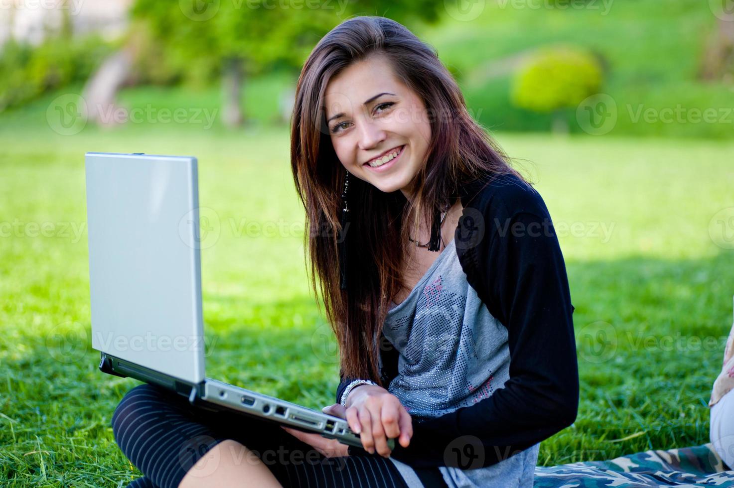 mujer en el parque de verano foto