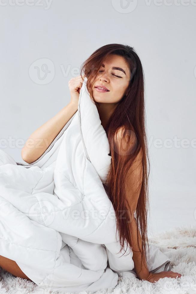 mujer en ropa interior en el estudio con fondo blanco foto