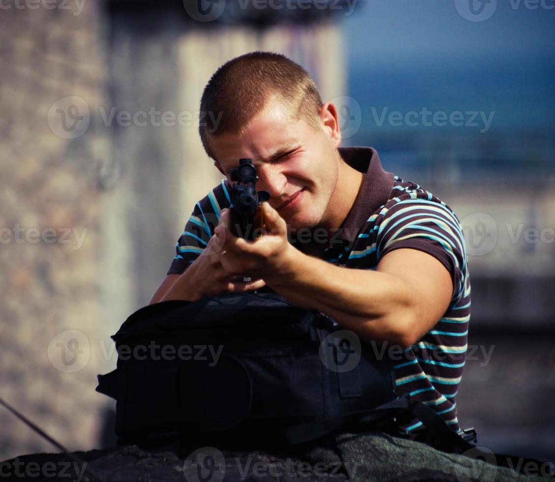 hombre con un arma foto