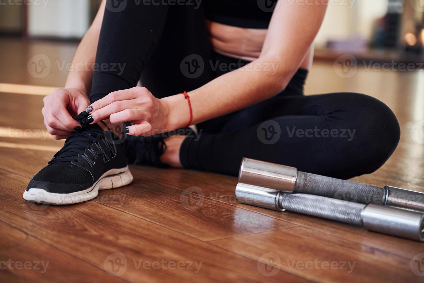 en el suelo iluminado por haces de luz. joven deportista en ropa deportiva preparándose para hacer ejercicio foto