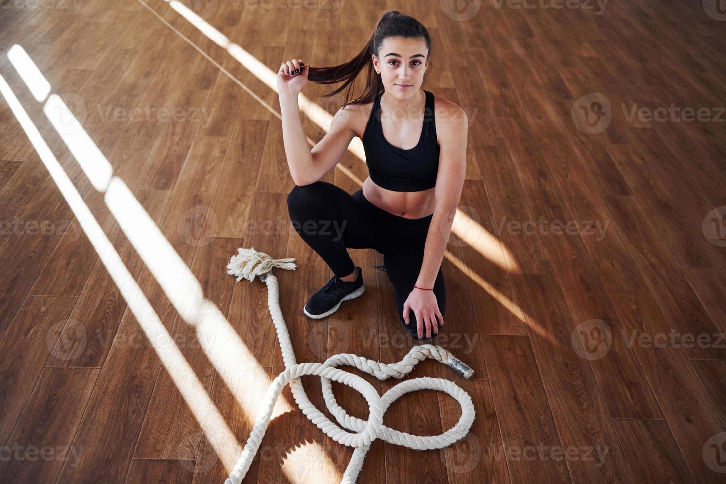 joven deportista con ropa deportiva cansada y con un descanso en el gimnasio foto