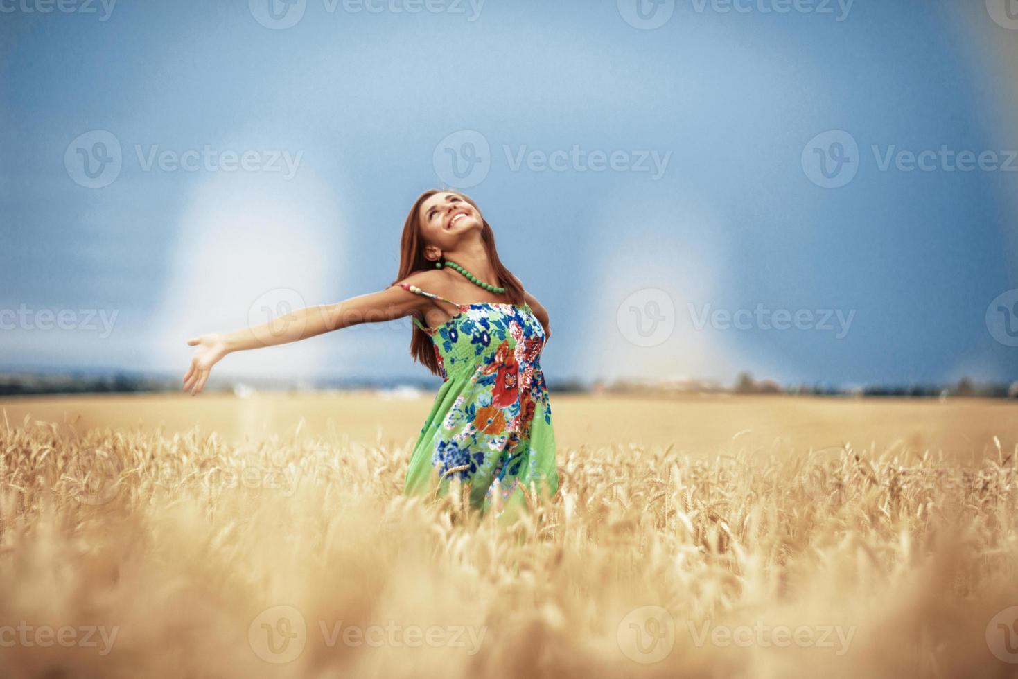 chica en prado de trigo foto