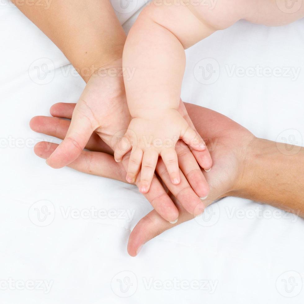 manos familia en blanco foto