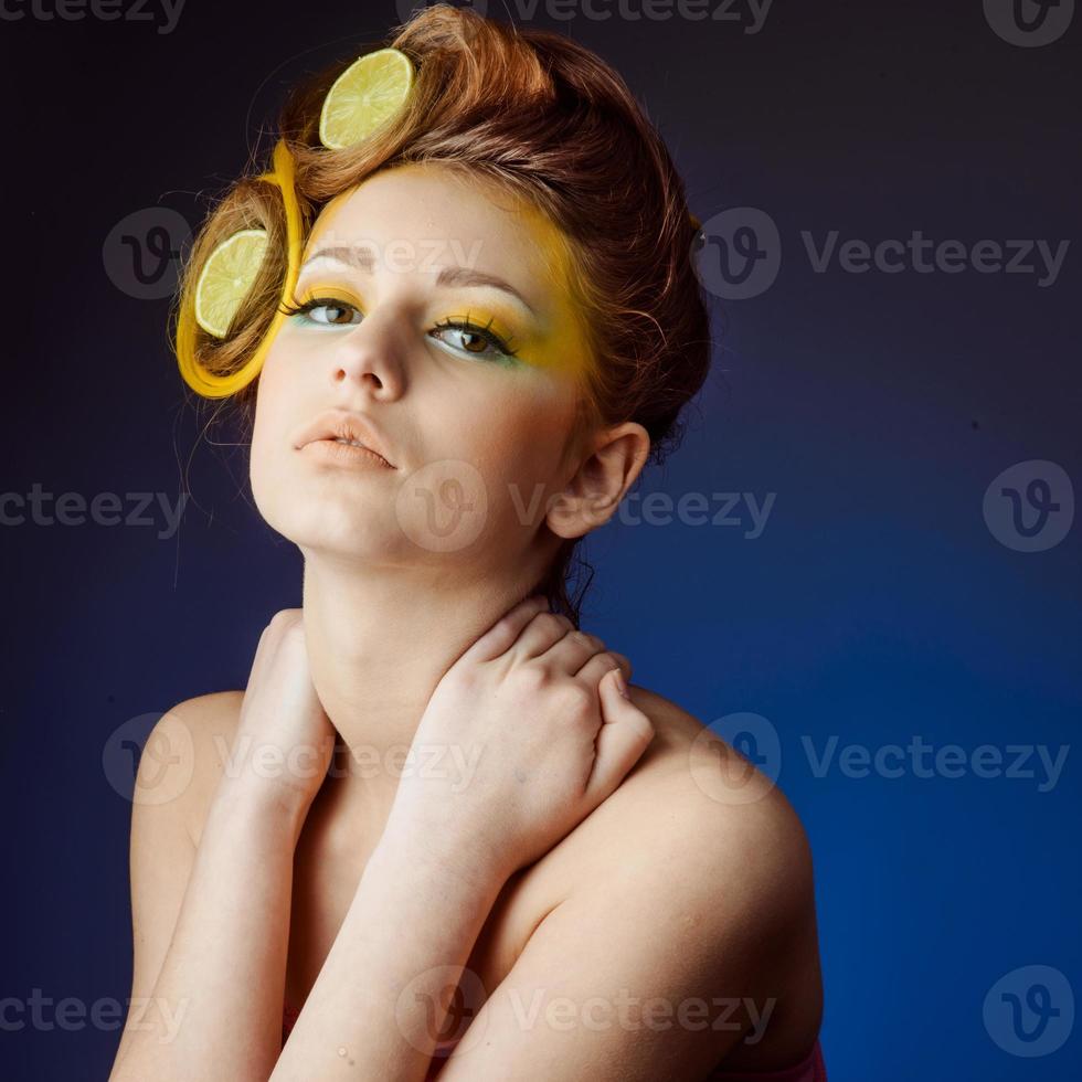 mujer con fruta en el pelo foto