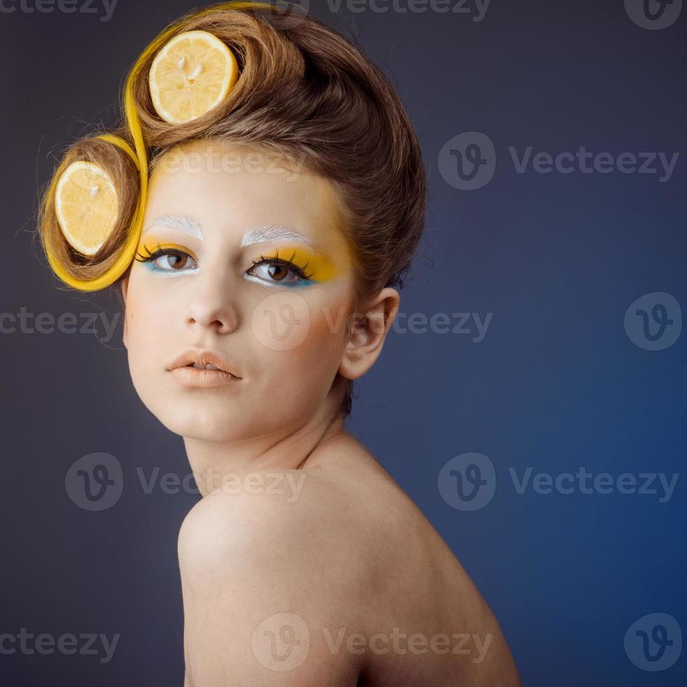 mujer con fruta en el pelo foto