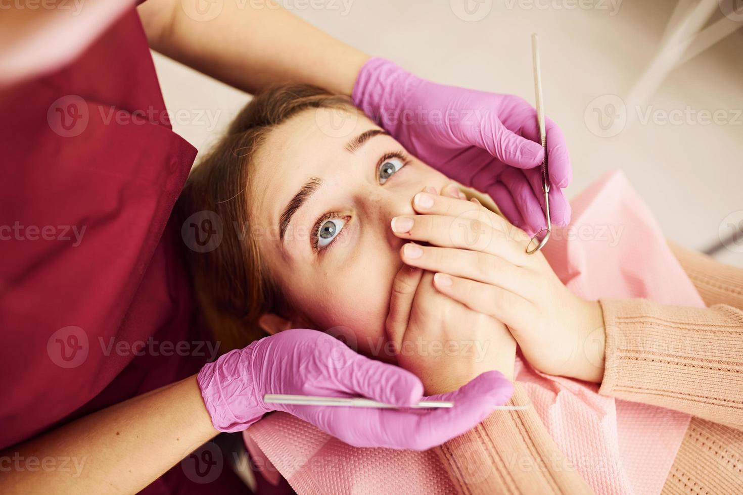 niña visitando al dentista en la clínica. concepción de la estomatología foto