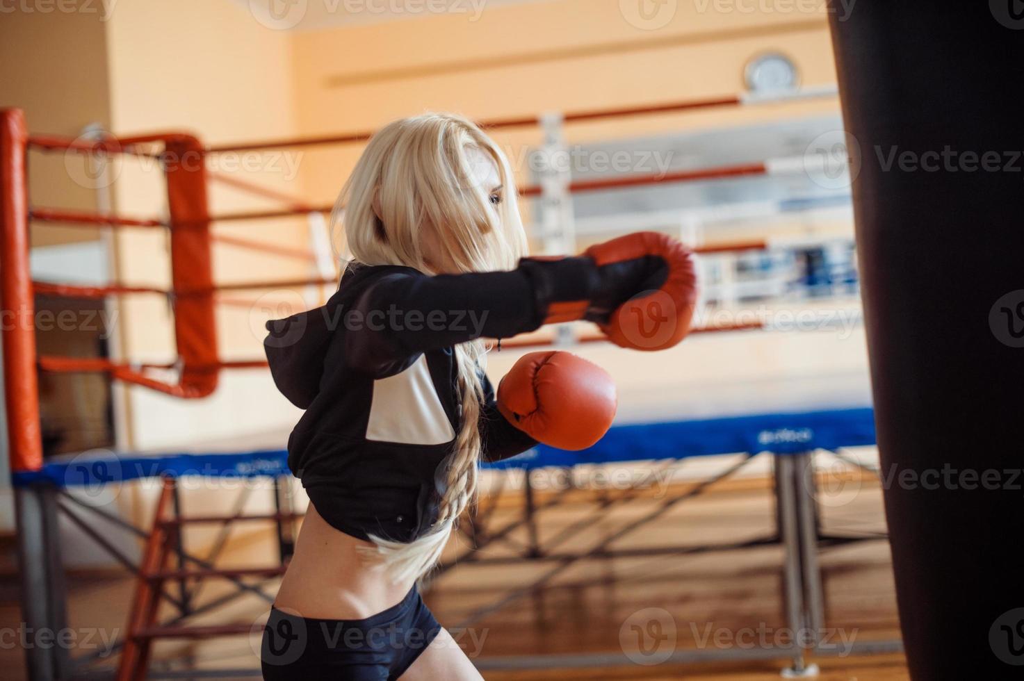 bonita mujer deportiva con guantes de boxeo foto