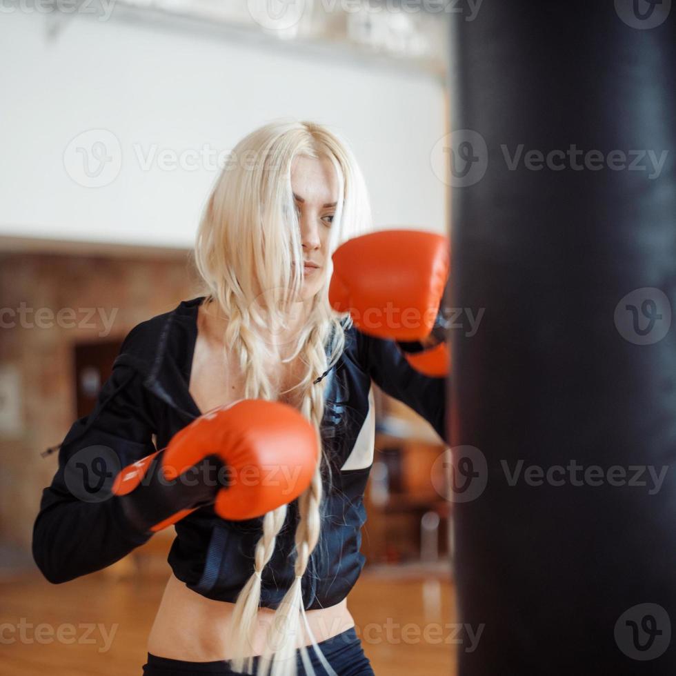 bonita mujer deportiva con guantes de boxeo foto