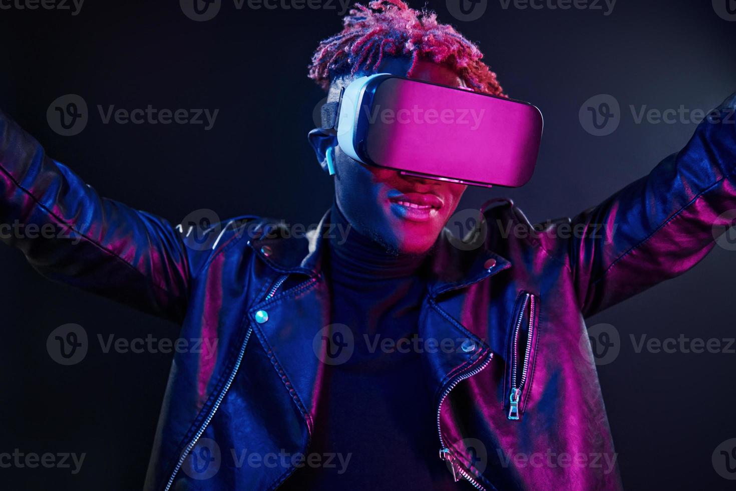experiencia de realidad virtual. iluminación de neón futurista. joven afroamericano en el estudio foto