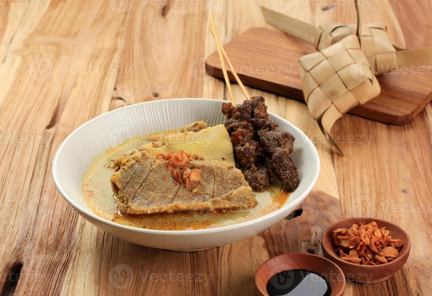 gule kambing jawa timur o curry de cordero de java oriental, delicioso menú para eid al adha. foto