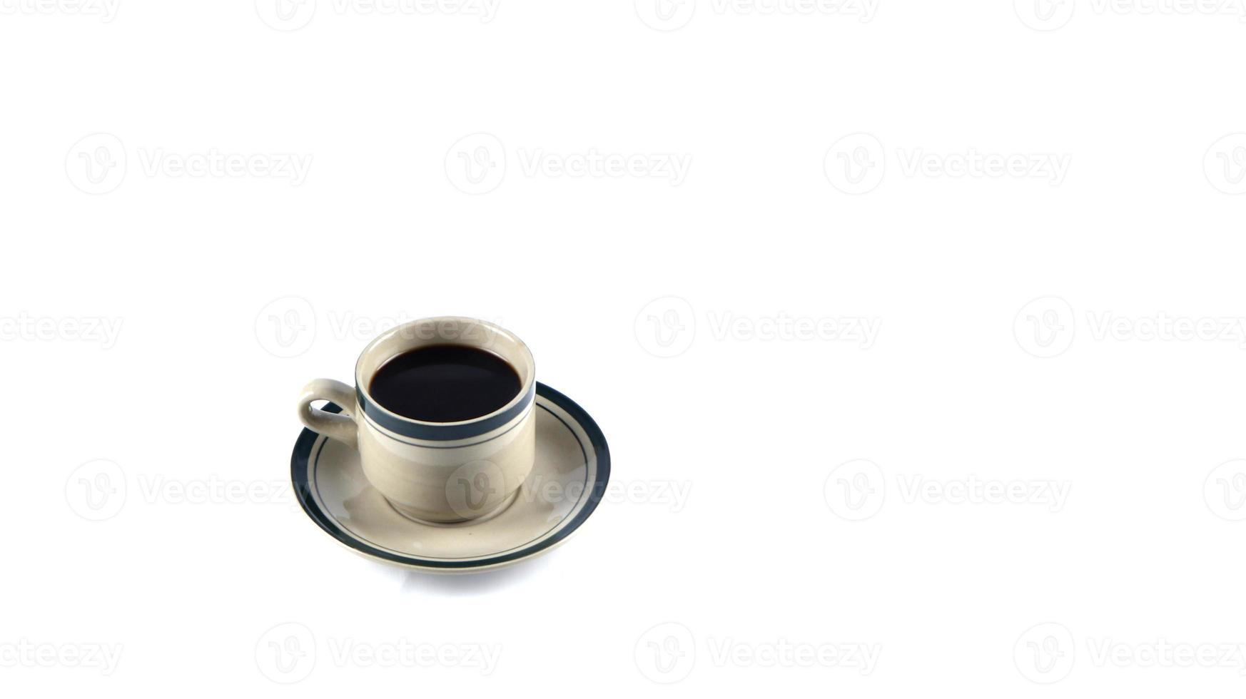 taza de café negro sobre un fondo blanco. área de espacio de copia foto