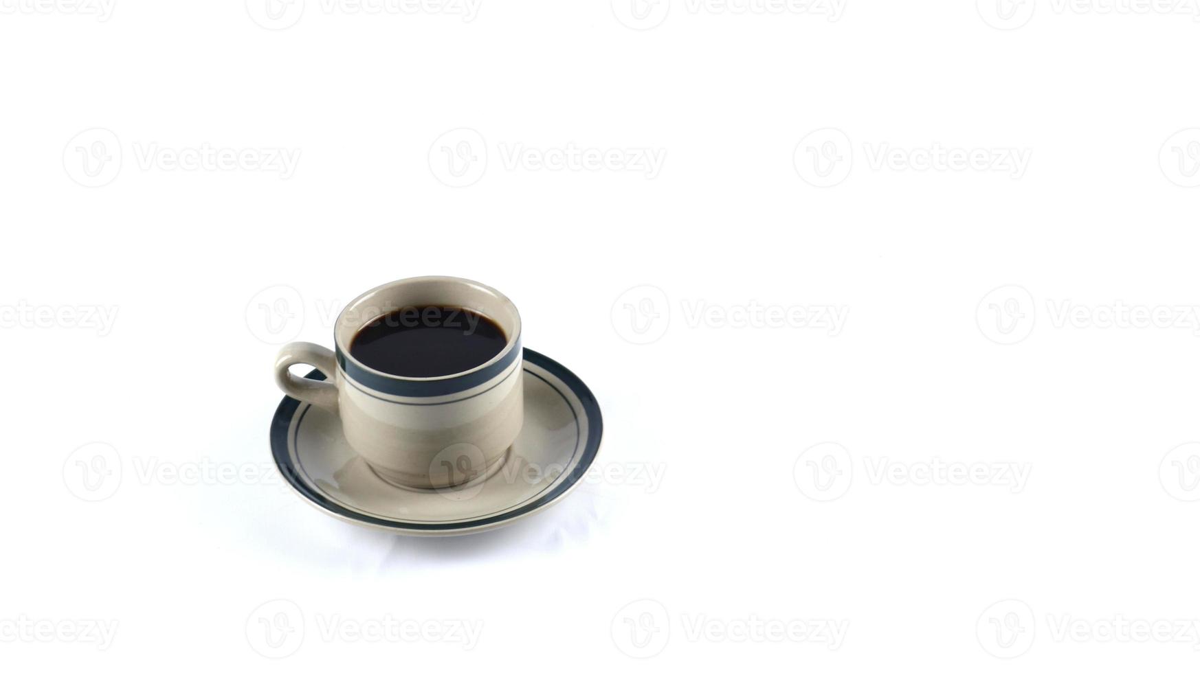 taza de café negro sobre un fondo blanco. área de espacio de copia foto