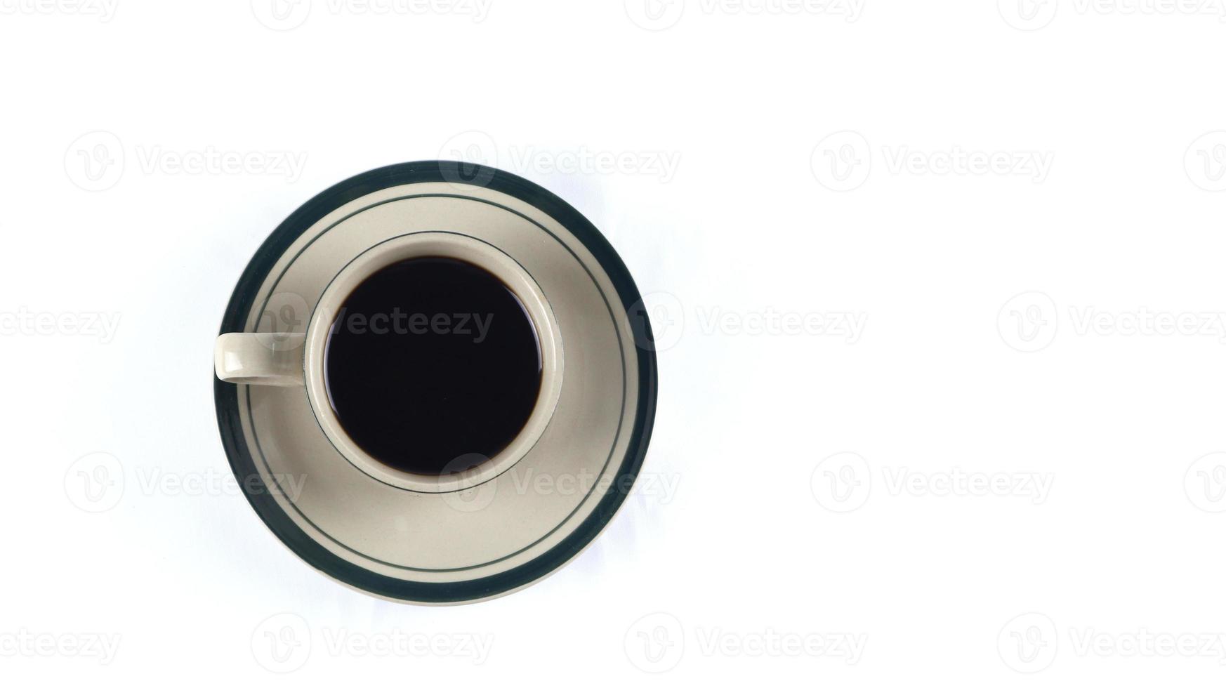 taza de café negro sobre un fondo blanco. área de espacio de copia foto