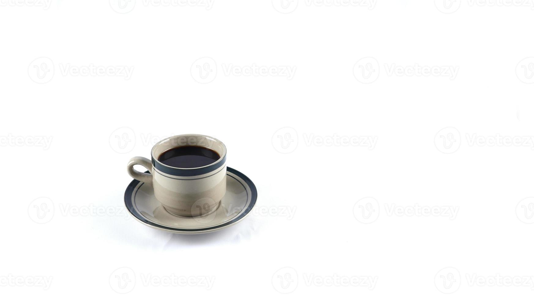 taza de café negro sobre un fondo blanco. área de espacio de copia foto