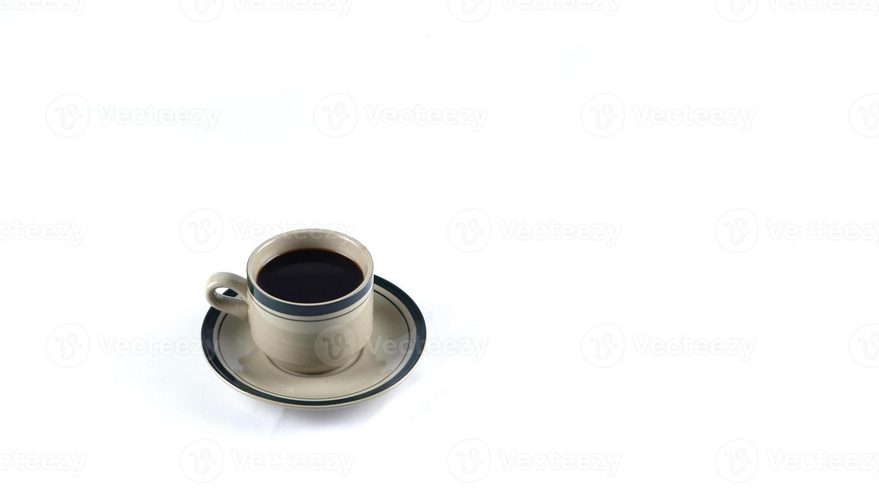 taza de café negro sobre un fondo blanco. área de espacio de copia foto