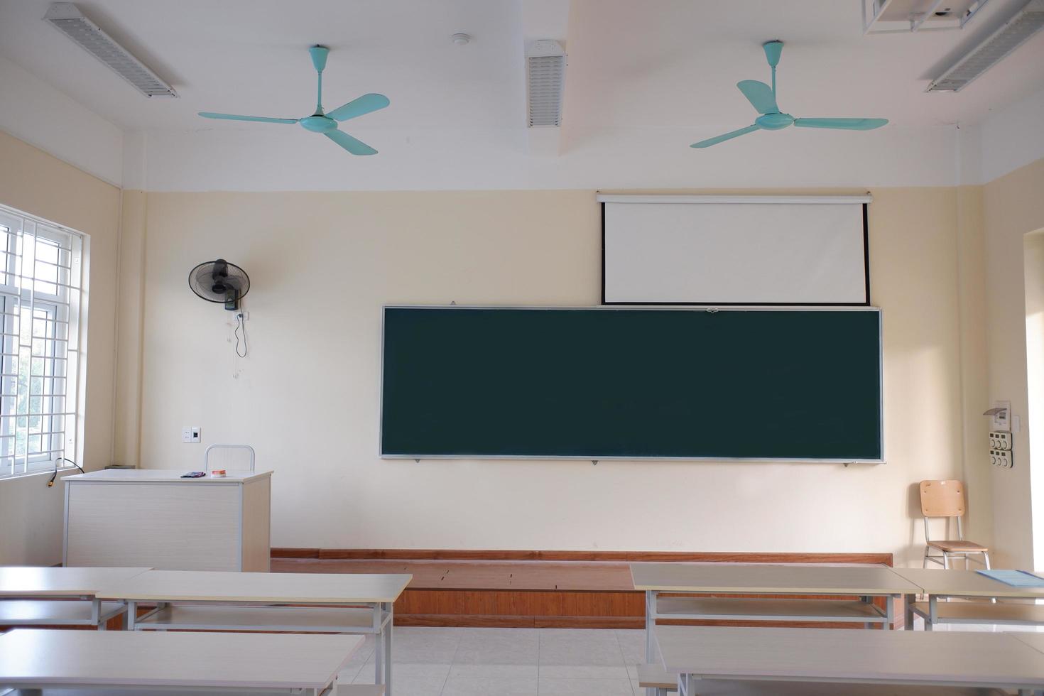 aula de la escuela sin alumno y profesor. aula vacía en la escuela. foto