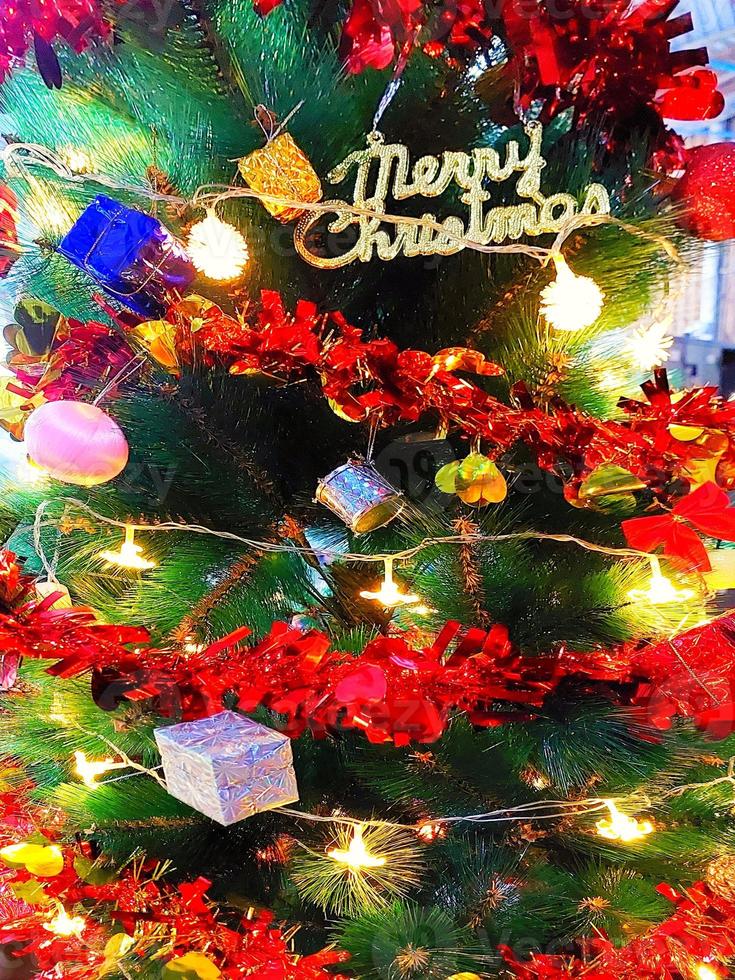 Desenfoque de fondo de árbol de Navidad borroso. foto