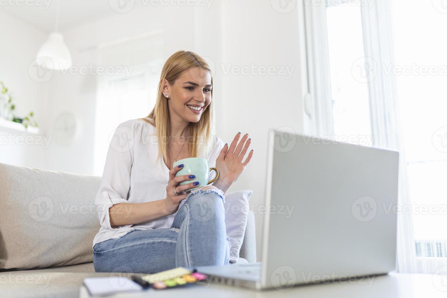 mujer joven saludando en la computadora portátil y hablando con sus amigos a través de una videollamada, estudiante hablando por videoconferencia, profesora tutora por cámara web, capacitación en línea, concepto de entrenamiento electrónico foto