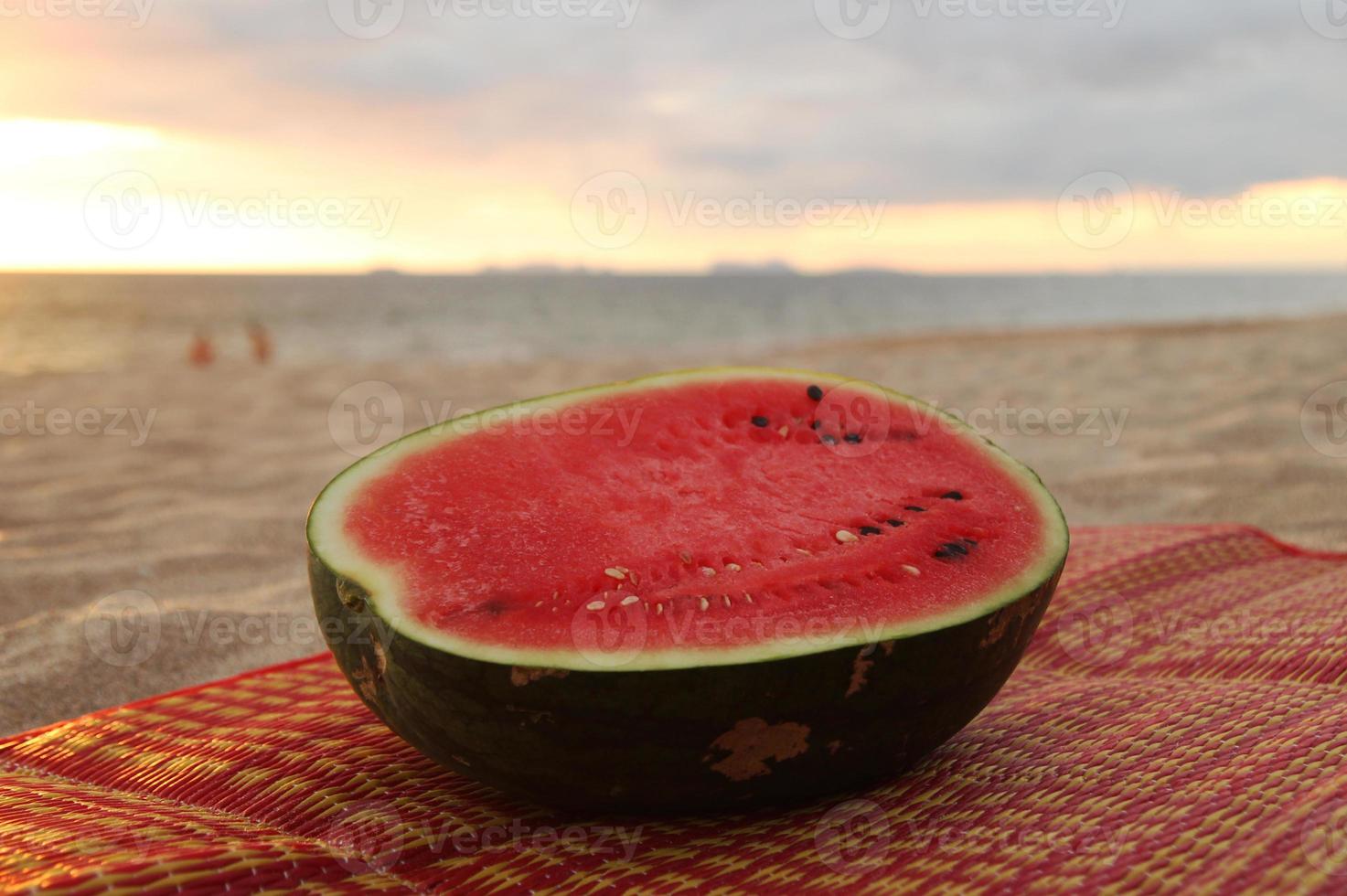 viajar a koh lanta, tailandia. una sandía en la playa de arena al atardecer. foto