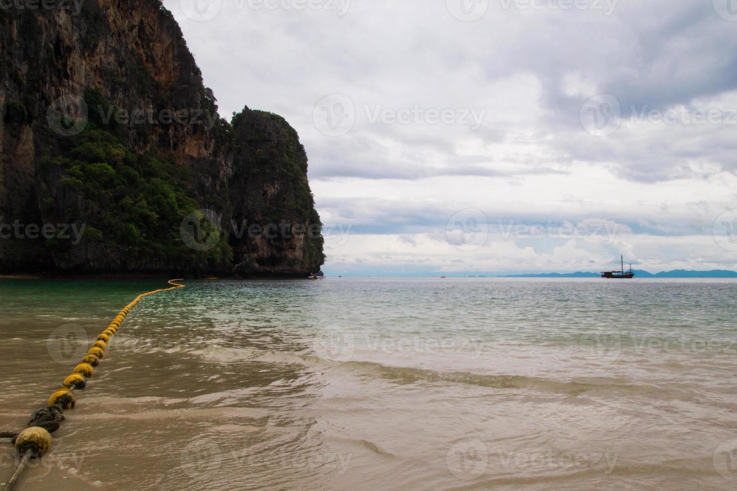 viajar a krabi, tailandia. la vista panorámica del mar y una roca de la playa de phra nang en el clima nublado. foto