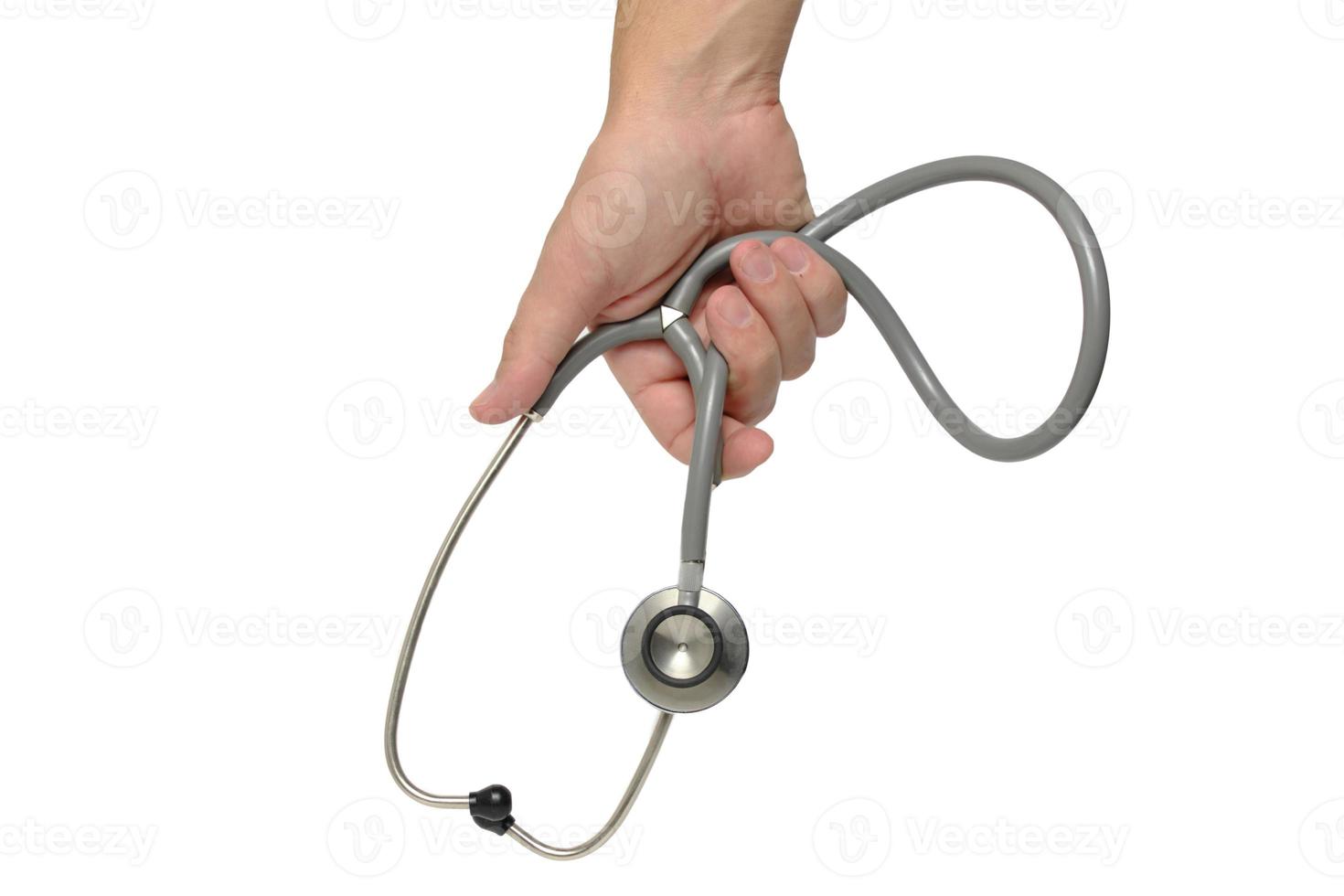la mano del médico masculino sostiene un estetoscopio, sobre un fondo blanco de aislado.diagnóstico del corazón, los vasos sanguíneos, los pulmones, los bronquios, los intestinos y otros órganos. foto